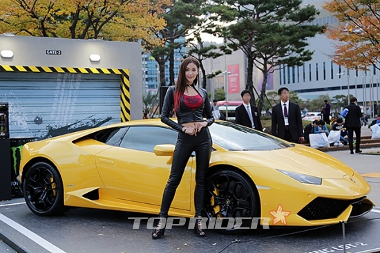 슈퍼카 람보르기니와 돋보이는 포스의 모델 문가경