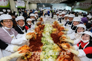 한국지엠, 김장김치 13톤 담가 저소득 세대에 전달