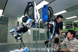 하반신 마비자 걷게 하는 ‘착용로봇’ 개발