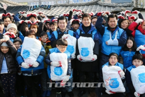 한국지엠, 독거노인과 저소득층에 설 맞이 선물꾸러미 전달