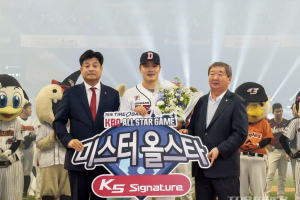 기아차, KBO 올스타전 MVP 민병헌 선수에 '2017 K5' 전달