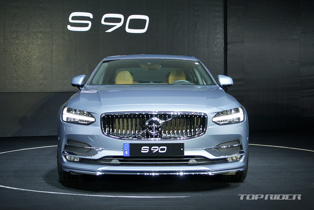 볼보 S90, 트림 구성 살펴보니..절묘한 가격