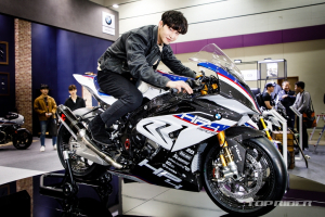 9900만원 수작업 바이크, BMW 뉴 HP4 레이스